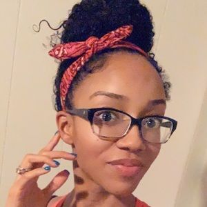 Meet your Posher, Estelle